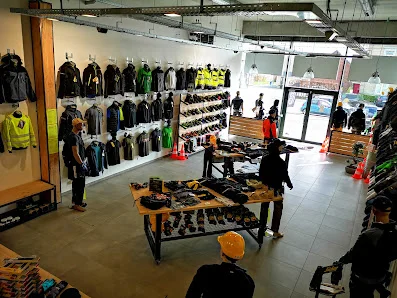 Intérieur du magasin Halloint : rayons de vêtements de travail et mur de chaussures de sécurité